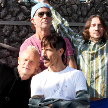 red-hot-chili-peppers-send-bold-message-to-foo-fighters