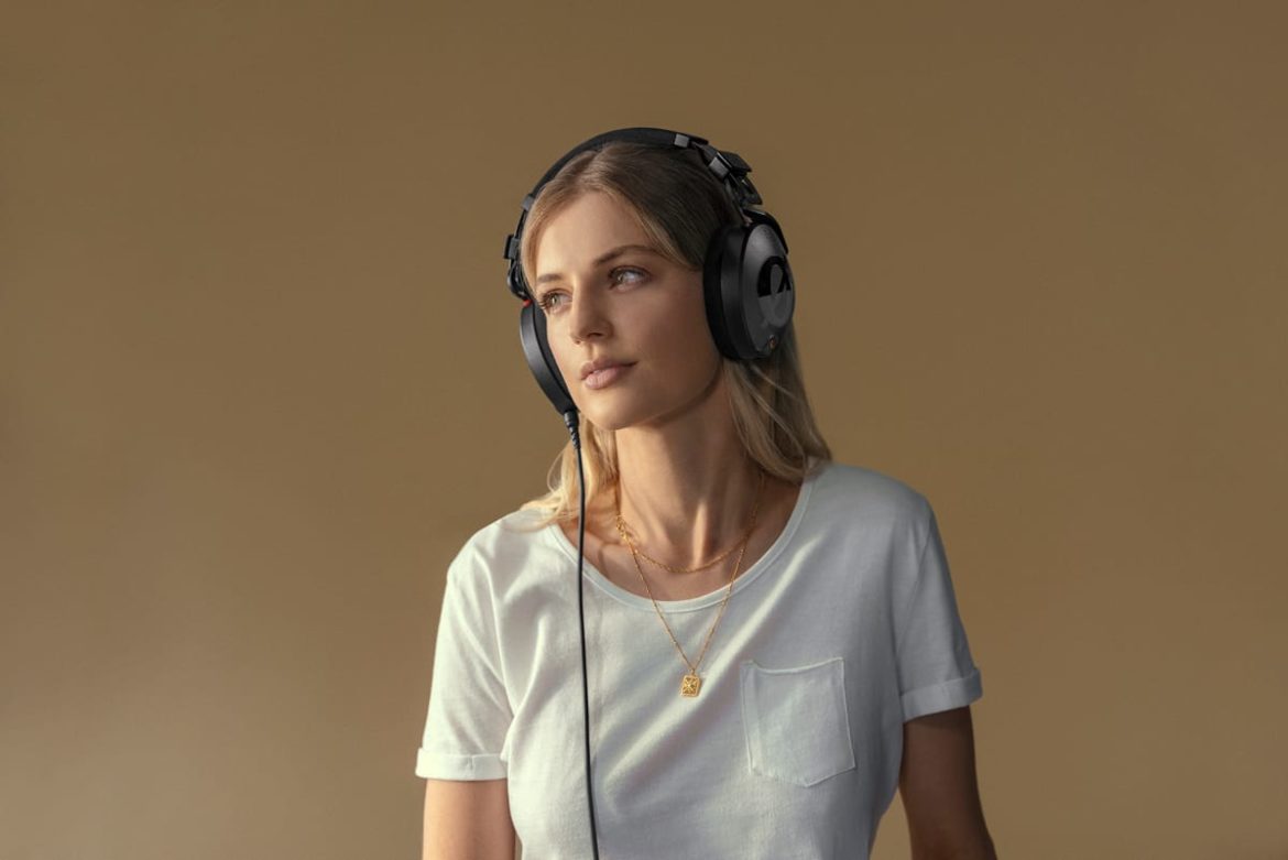 rode-introduces-their-first-headphones-–-the-nth-100