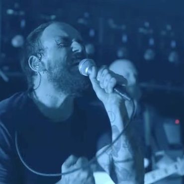 idles-perform-“crawl!”-on-“stephen-colbert”