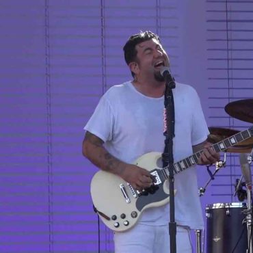 chino-moreno-can’t-play-guitar-at-deftones-show