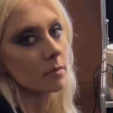 taylor-momsen-suffers-bad-fall-at-concert