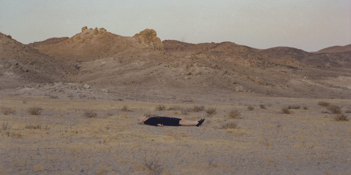 phoebe-bridgers-releases-new-song-“sidelines”:-listen