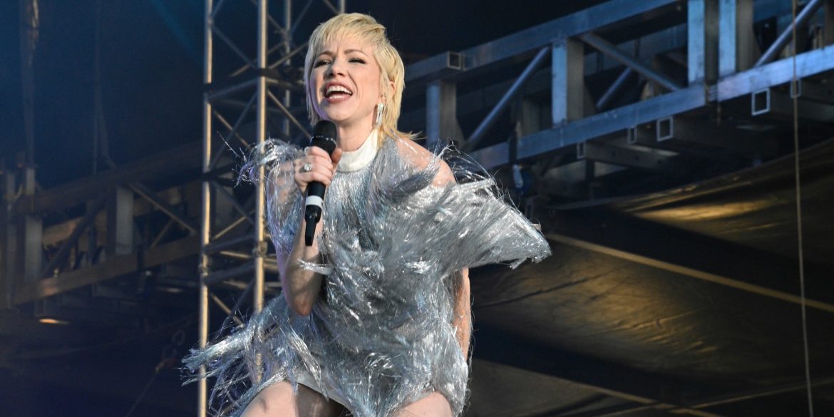 watch-carly-rae-jepsen-play-new-song-“western-wind”-at-coachella-2022