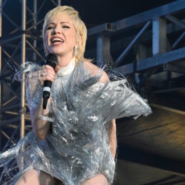 watch-carly-rae-jepsen-play-new-song-“western-wind”-at-coachella-2022