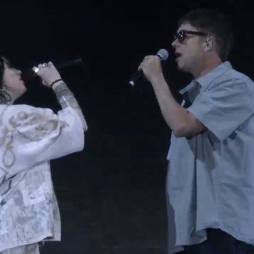 watch-billie-eilish-perform-gorillaz’s-“feel-good-inc.”-with-damon-albarn-&-posdnuos-at-coachella