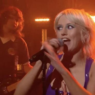 amyl-and-the-sniffers-perform-“hertz”-on-“seth-meyers”