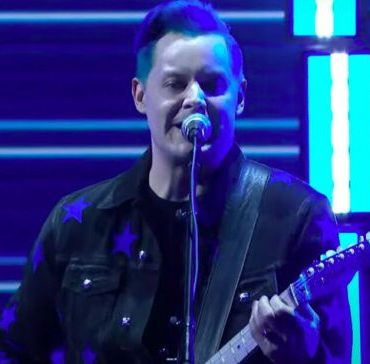 jack-white-performs-“what’s-the-trick?”-and-gets-interviewed-on-“stephen-colbert”