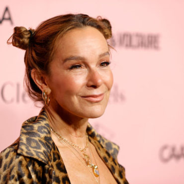 jennifer-grey-says-madonna-wrote-“express-yourself”-about-the-actress’-breakup-with-matthew-broderick