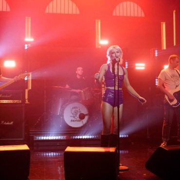 watch-amyl-and-the-sniffers-perform-“hertz”-on-seth-meyers