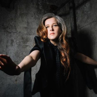 neko-case-releases-new-compilation-album,-shares-video-for-new-song-“oh,-shadowless”