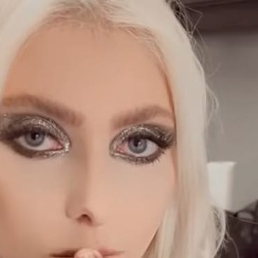 taylor-momsen-gets-high-in-dressing-room-video