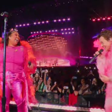 watch-lizzo-join-harry-styles-on-“i-will-survive”-and-“what-makes-you-beautiful”-at-coachella