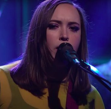 soccer-mommy-performs-“shotgun”-on-“jimmy-fallon”