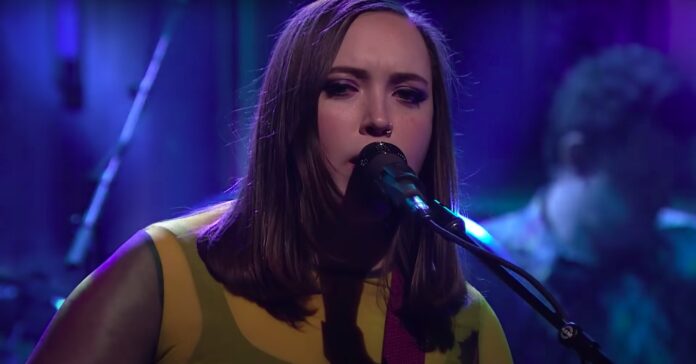 soccer-mommy-performs-“shotgun”-on-“jimmy-fallon”