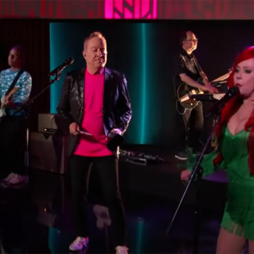 watch-the-b-52’s-perform-“love-shack”-on-“jimmy-kimmel”