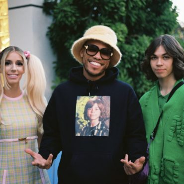 domi-&-jd-beck-sign-to-anderson-paak’s-label,-share-“smile”-video-feat.-mac-demarco-&-thundercat