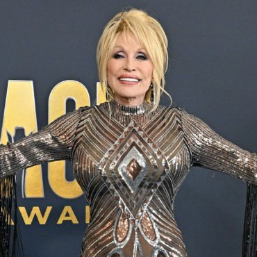 dolly-parton-now-says-she’d-accept-2022-rock-hall-induction