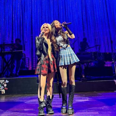 watch-avril-lavigne-join-olivia-rodrigo-on-“complicated”-in-toronto