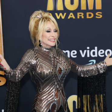 dolly-parton-now-says-she’d-accept-rock-hall-induction