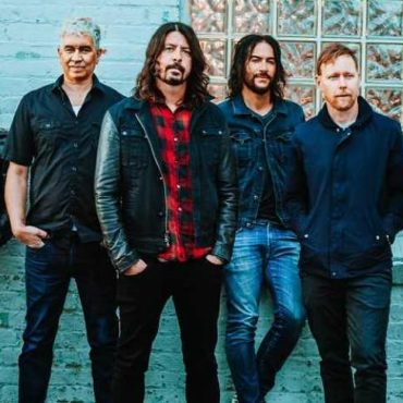 foo-fighters-member-suddenly-collapsed-on-plane