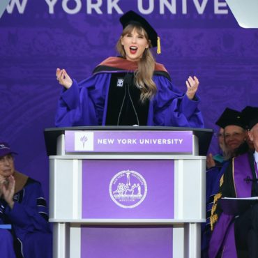 taylor-swift-delivers-commencement-speech-for-nyu-class-of-2022:-watch