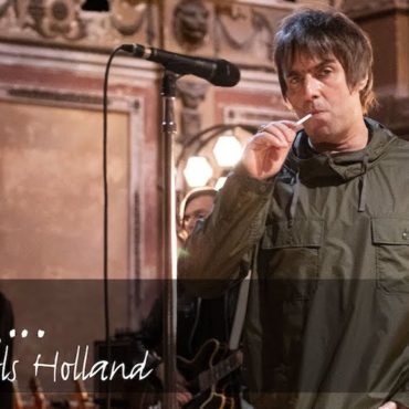 watch-liam-gallagher-sing-new-song-“world’s-in-need”-on-jools-holland