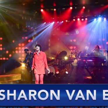 watch-sharon-van-etten’s-charismatic-performance-of-“mistakes”-on-colbert