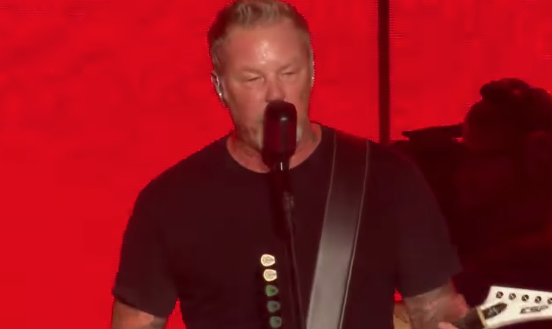 james-hetfield-attacked-by-metallica-bassist-at-show