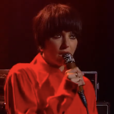 sharon-van-etten-performs-“mistakes”-on-colbert:-watch