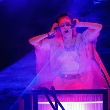 watch-grimes-debut-new-song-“welcome-to-the-opera”-during-dj-set-at-electric-daisy-carnival