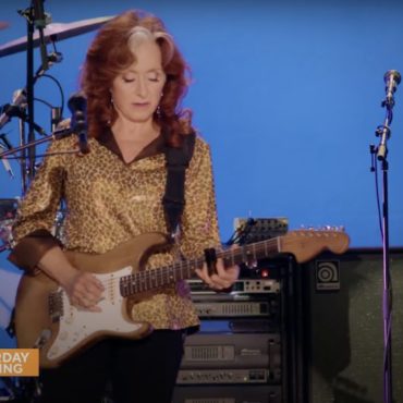 watch-bonnie-raitt-play-new-songs-and-classic-“love-letter”-on-cbs-saturday-sessions