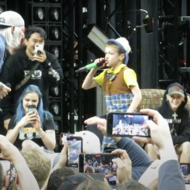 watch-a-little-kid-join-limp-bizkit-to-perform-“break-stuff”