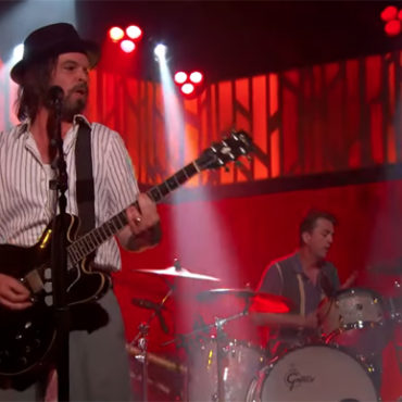 watch-supergrass-rip-through-their-1997-classic-“richard-iii”-on-“jimmy-kimmel-live!”