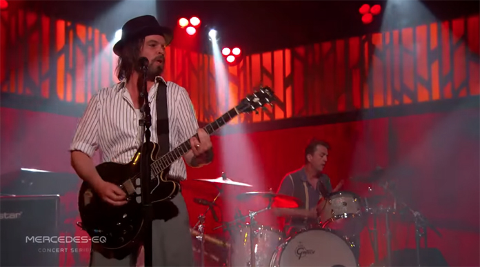 watch-supergrass-rip-through-their-1997-classic-“richard-iii”-on-“jimmy-kimmel-live!”