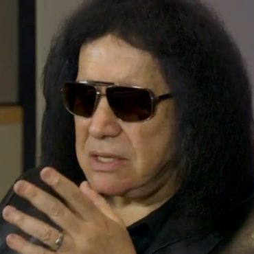 motley-crue-singer-humiliated-by-gene-simmons