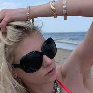 taylor-momsen-posts-beach-photos-with-woman