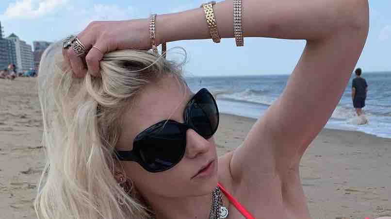 taylor-momsen-posts-beach-photos-with-woman