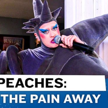 watch-peaches-perform-a-bonkers-“fuck-the-pain-away”-and-play-a-women’s-health-guessing-game-on-samantha-bee