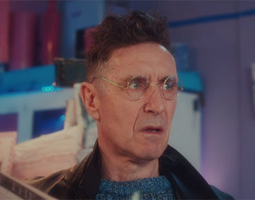 katy-j-pearson-shares-video-for-“alligator”-featuring-a-cameo-from-paul-mcgann