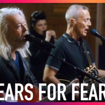 watch-tears-for-fears-play-“no-small-thing”-on-the-kelly-clarkson-show