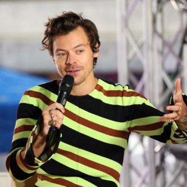 harry-styles-breaks-taylor-swift’s-record-for-biggest-vinyl-sales-week