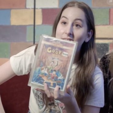 watch-alana-haim-cover-powerline’s-song-from-a-goofy-movie-by-audience-request