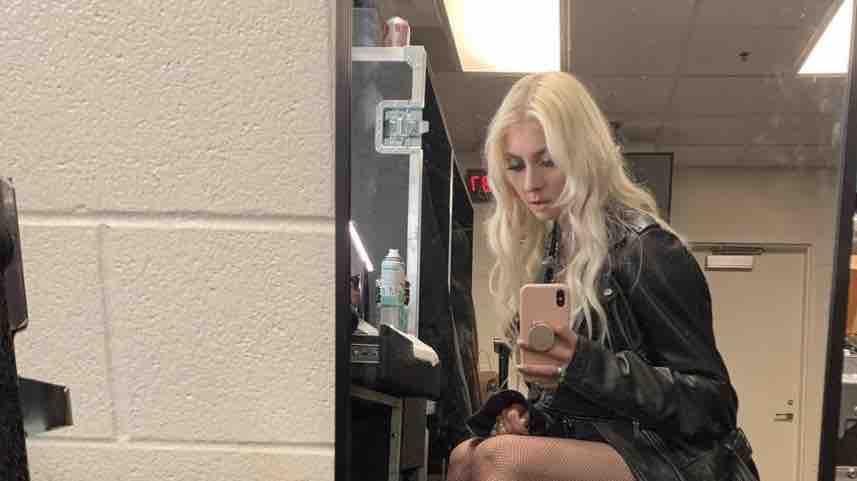 taylor-momsen-shows-legs-in-backstage-photo