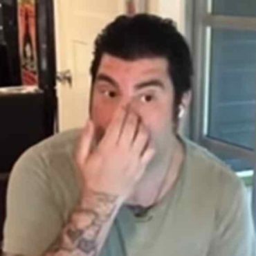 deftones-singer-was-attacked-at-bar-by-rock-icon