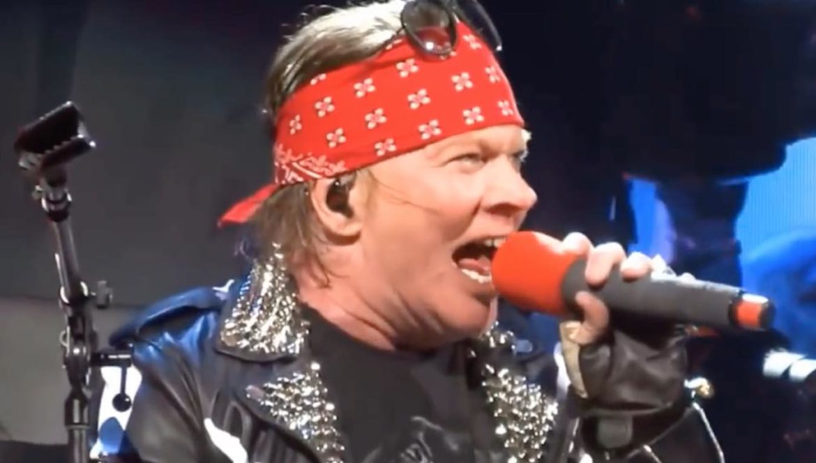 axl-rose-is-drinking-with-female-singer-in-photos