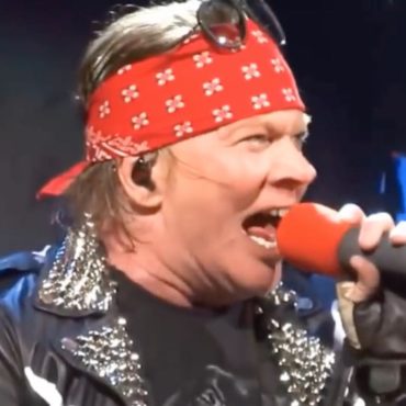 axl-rose-is-drinking-with-female-singer-in-photos