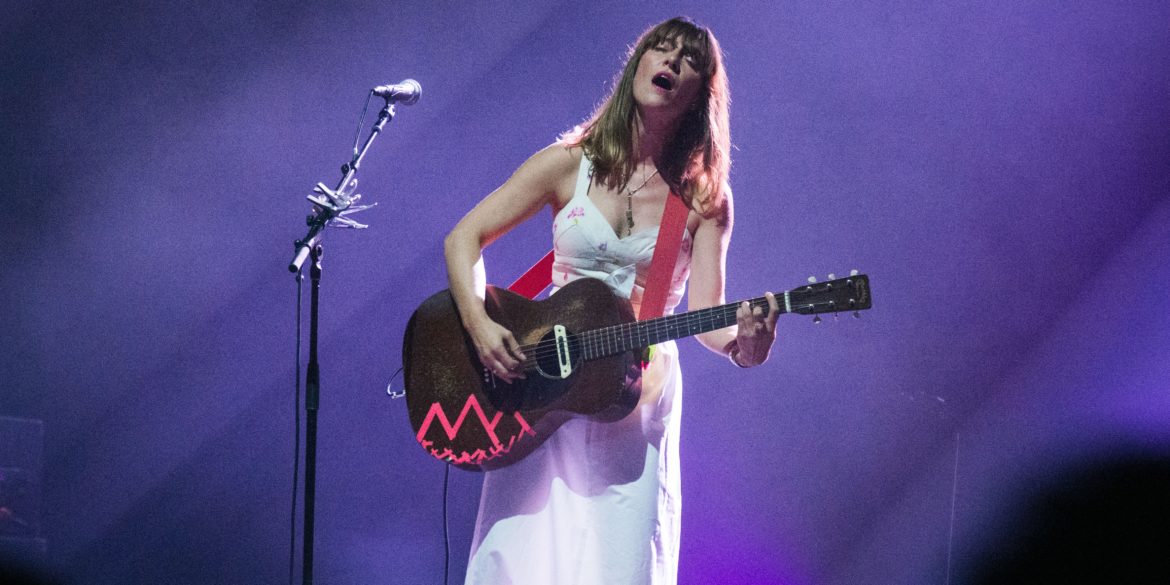 watch-feist-harmonize-with-an-obnoxious-buzzing-sound-in-a-theater’s-basement-dressing-room