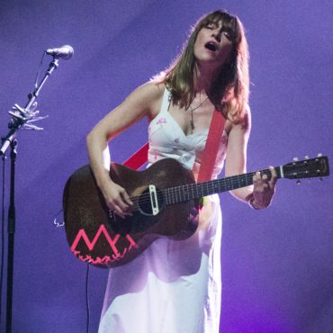 watch-feist-harmonize-with-an-obnoxious-buzzing-sound-in-a-theater’s-basement-dressing-room