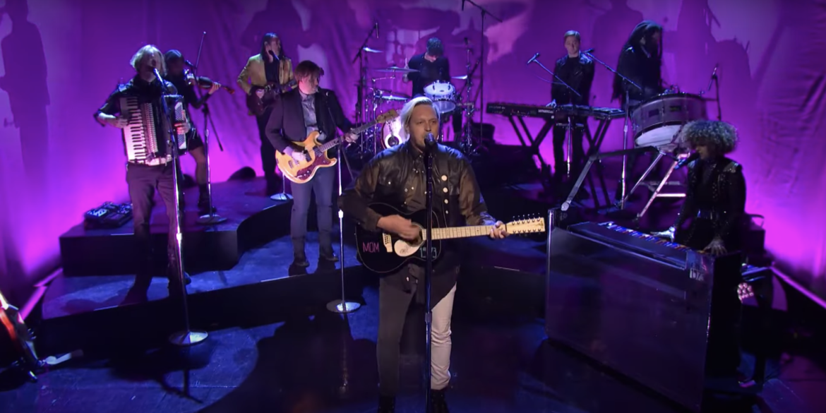 watch-arcade-fire-perform-“unconditional-(lookout-kid)”-and-“the-lightning-i,-ii”-on-snl