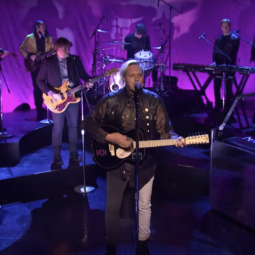 watch-arcade-fire-perform-“unconditional-(lookout-kid)”-and-“the-lightning-i,-ii”-on-snl